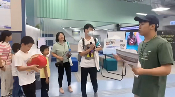 今天香港大学开放日，何学长在给来访的家长和同学们介绍